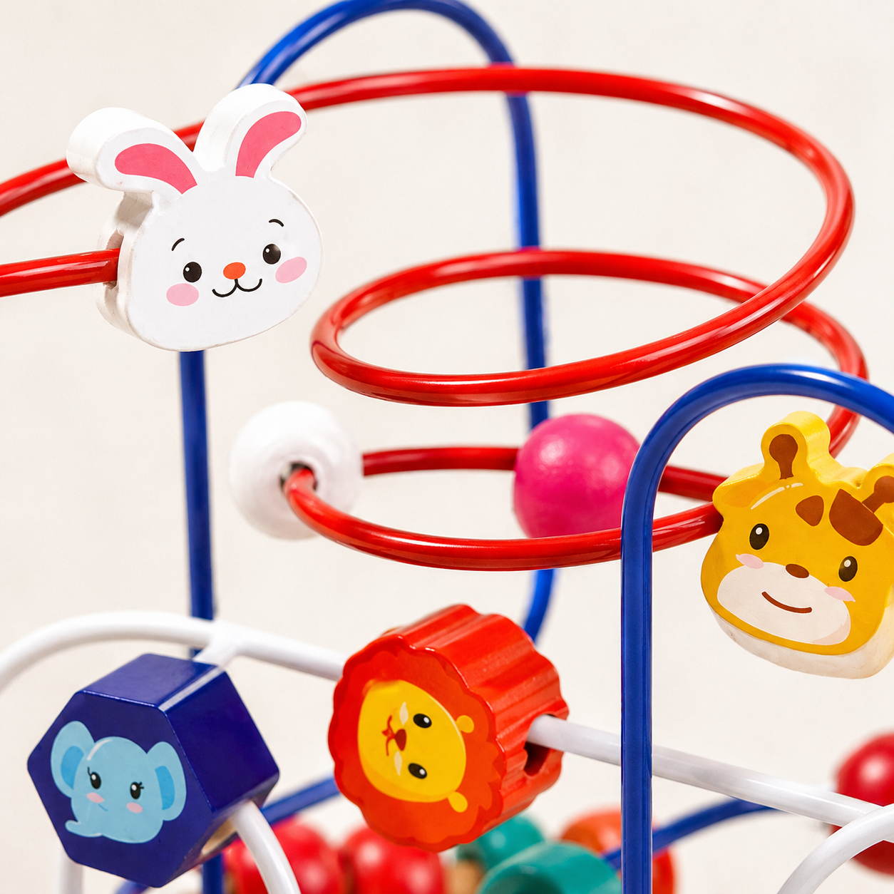 Brinquedo aramado Montessori com animais e percurso de contas coloridas