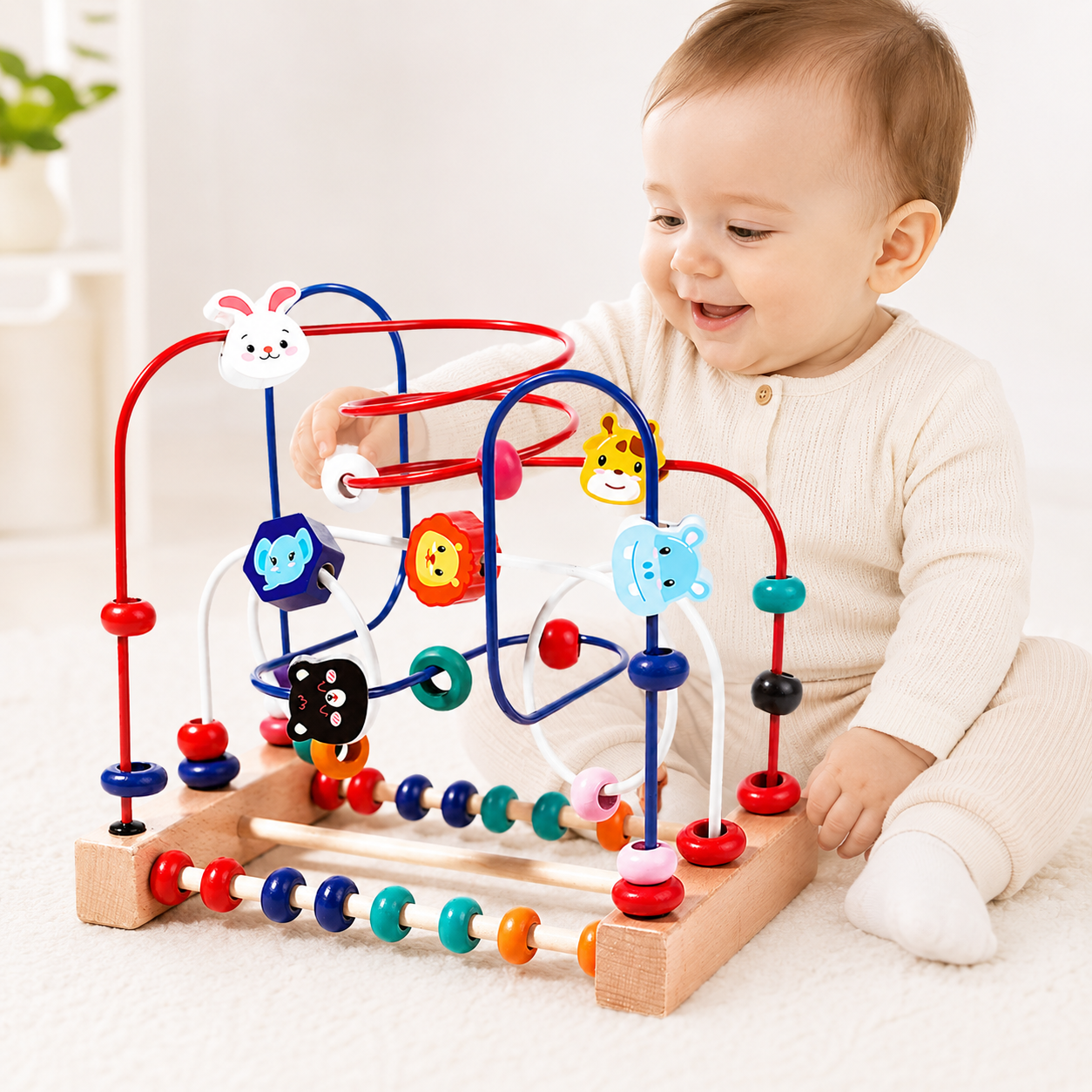 Bebê brincando com aramado pedagógico colorido Montessori