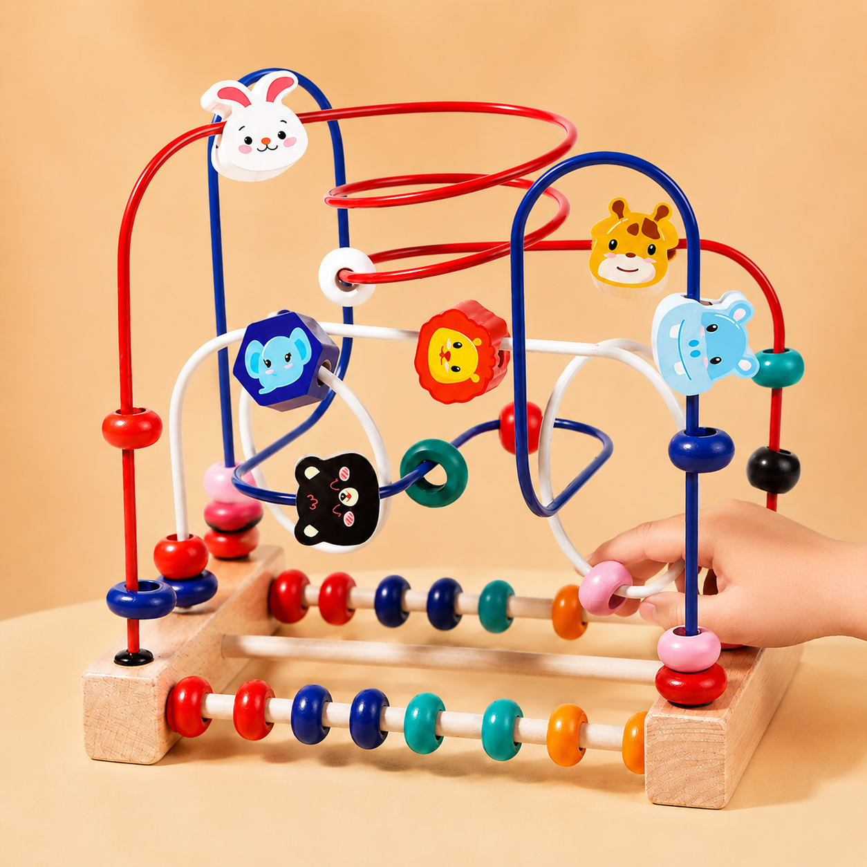 Mão de criança brincando com aramado pedagógico Montessori de contas coloridas