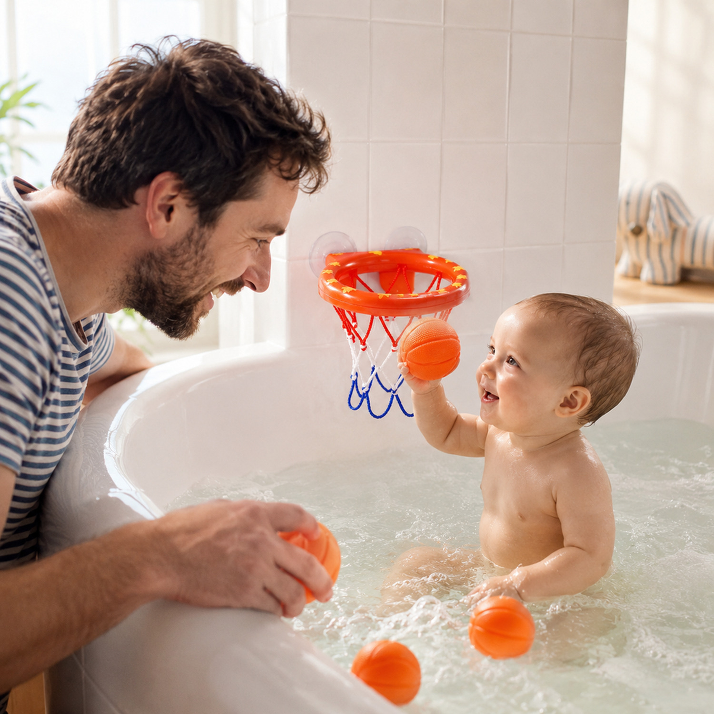 Pai e bebê brincando com cesta de basquete infantil durante o banho
