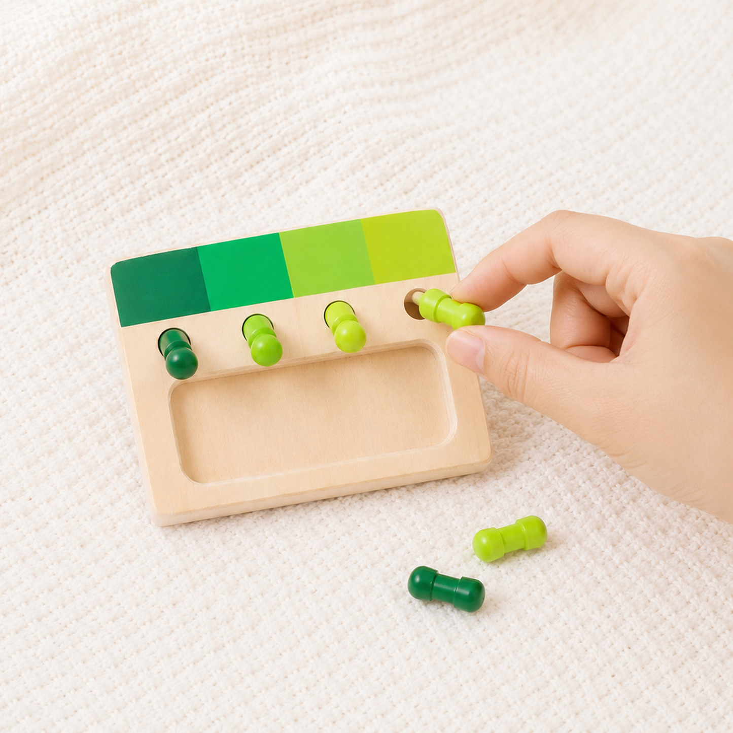 Criança brincando com jogo Montessori de pinos coloridos em madeira