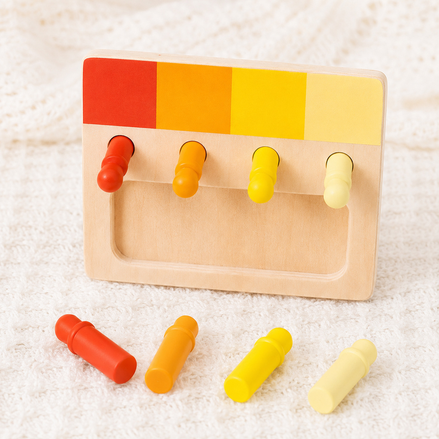 Jogo de pinos coloridos em madeira sobre tecido texturizado