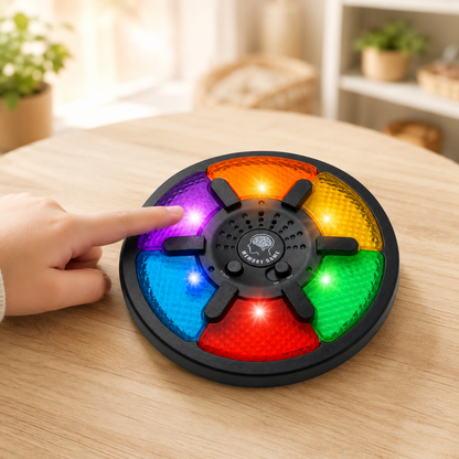Jogo da memória eletrônico infantil colorido sobre mesa de madeira