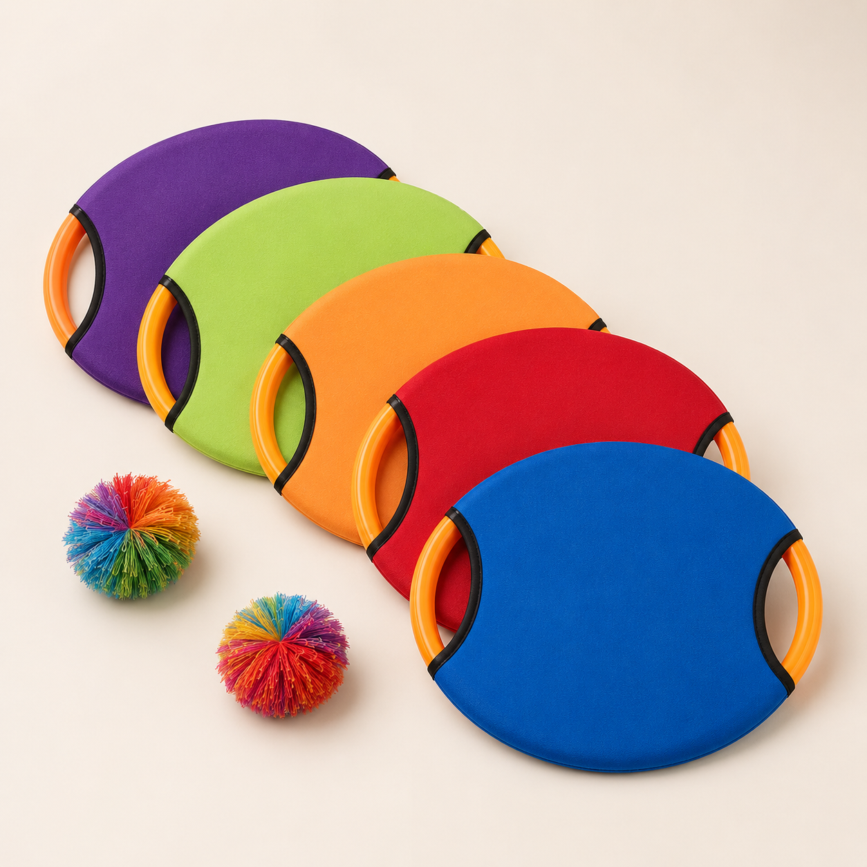 Paddles coloridos e pompons do brinquedo de lançar e pegar bola
