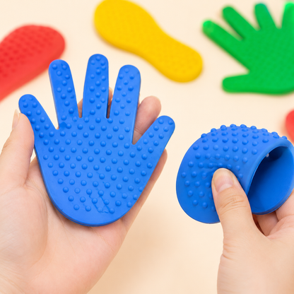 Peças sensoriais coloridas de silicone seguradas nas mãos
