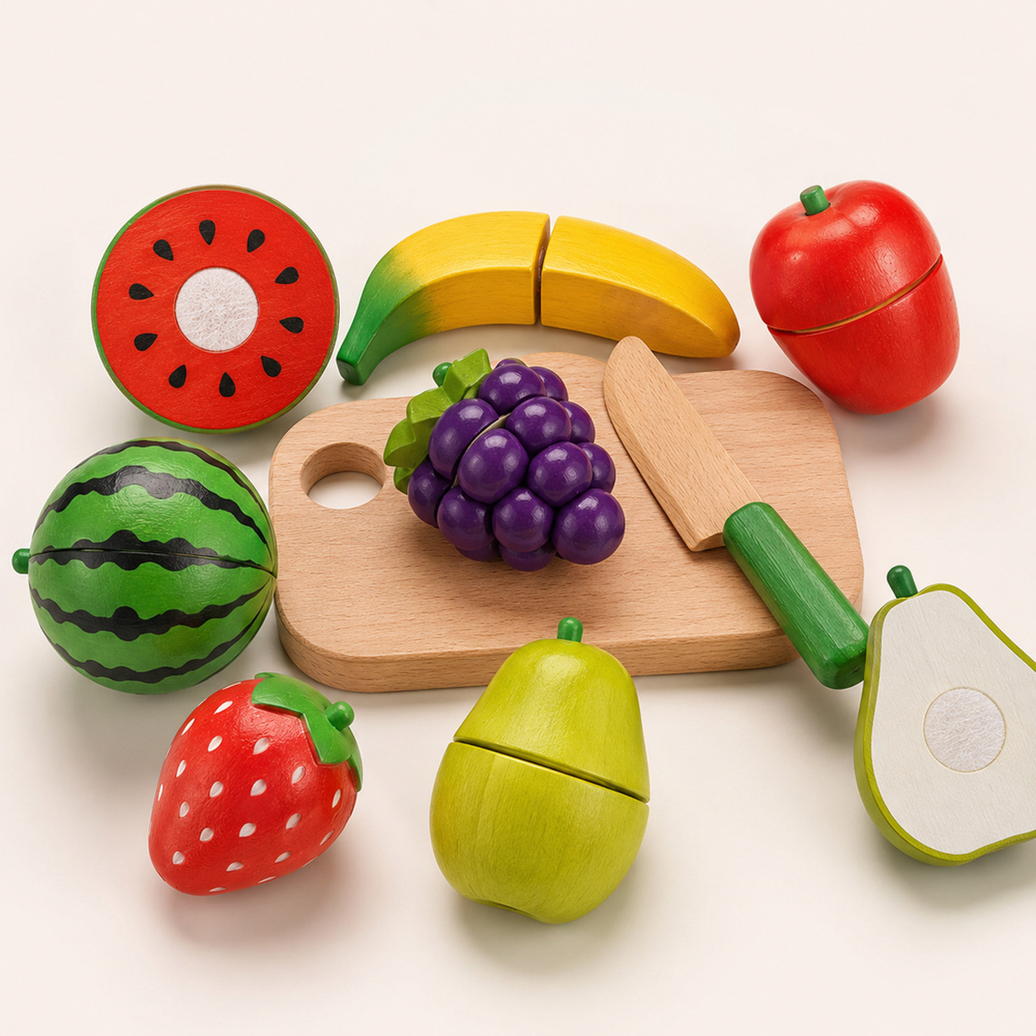 Close de kit cozinha infantil com frutas e legumes de madeira destacando cores e detalhes importantes do produto