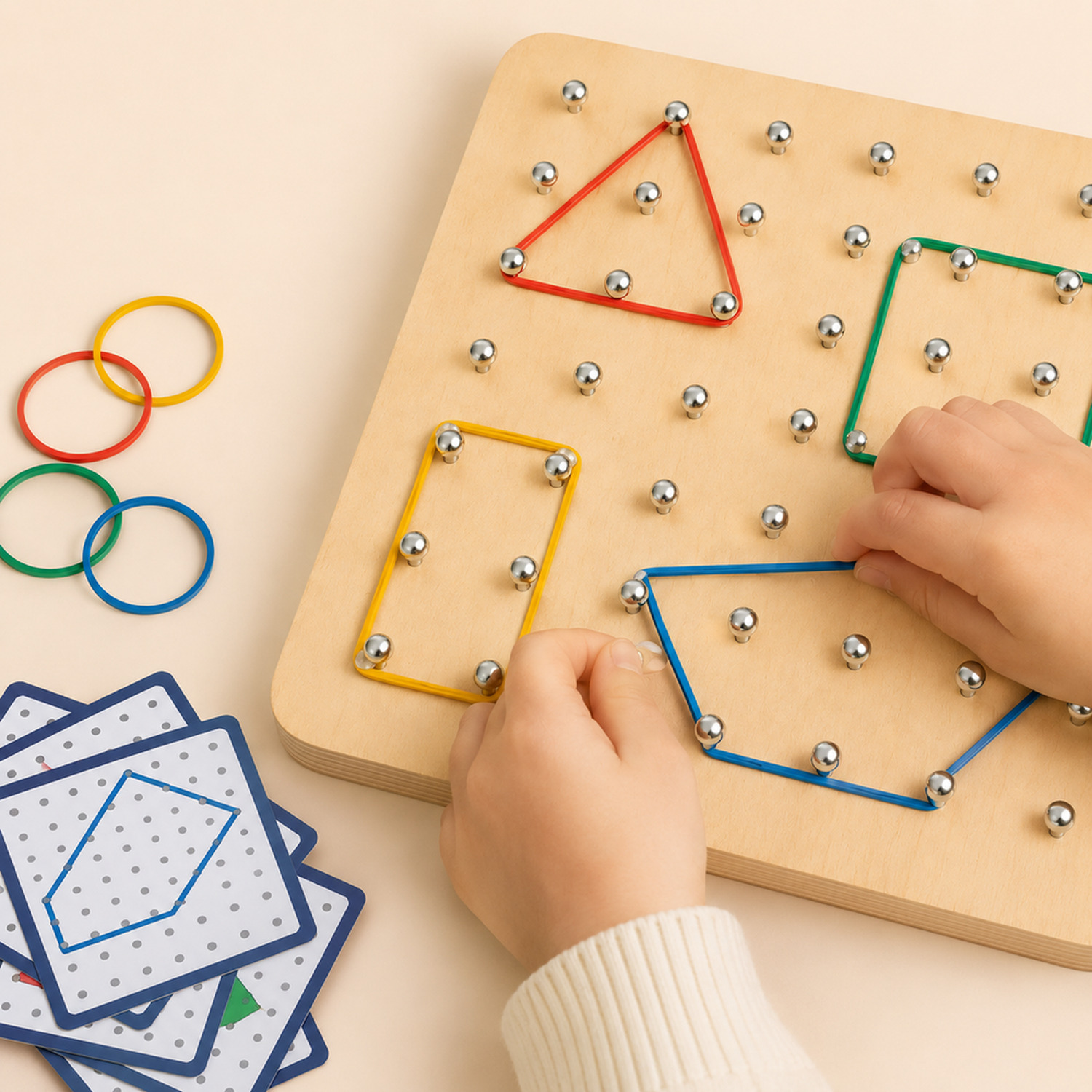 Geoplano Montessori de madeira com peças organizadas para entender o conteúdo do conjunto