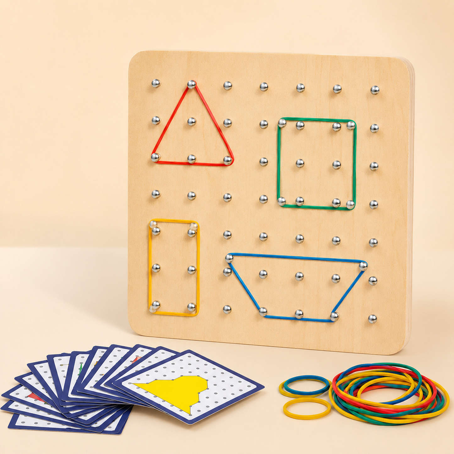 Geoplano Montessori de madeira em destaque mostrando cores, peças e acabamento do brinquedo
