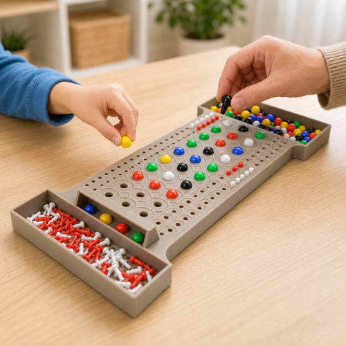 Criança e adulto jogando o jogo de raciocínio lógico com peças coloridas