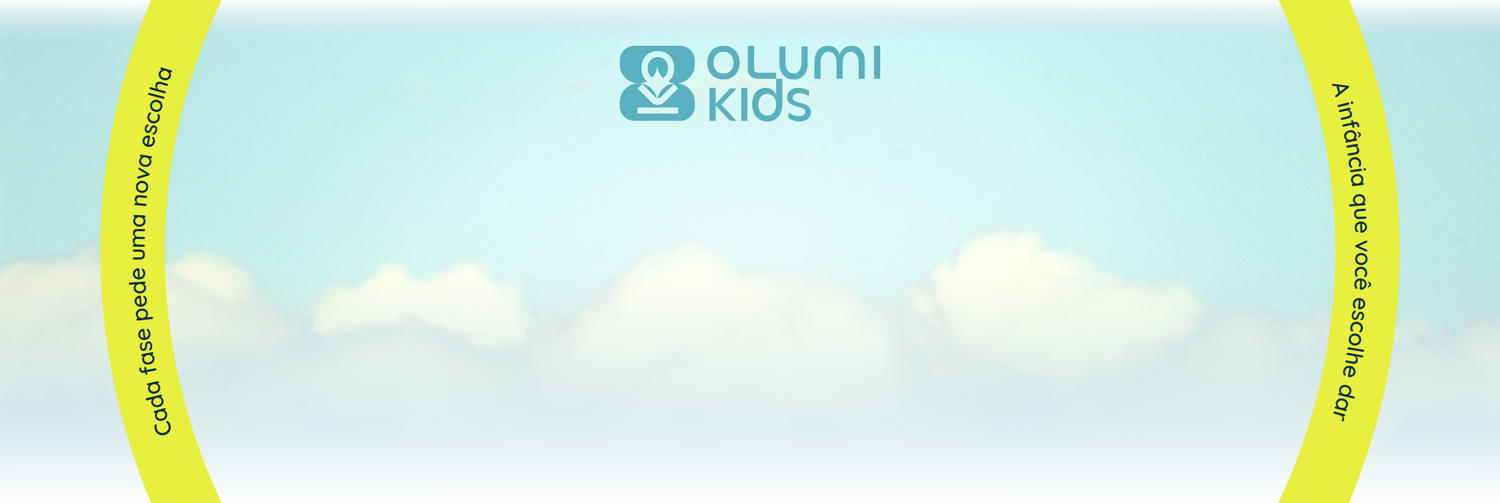Ceu com nuvens em tons de agua e a logo da Olumi Kids no alto, com o anel lima e as frases A infancia que voce escolhe dar e Cada fase pede uma nova escolha - fundo da pagina de senha, calibrado para altura media