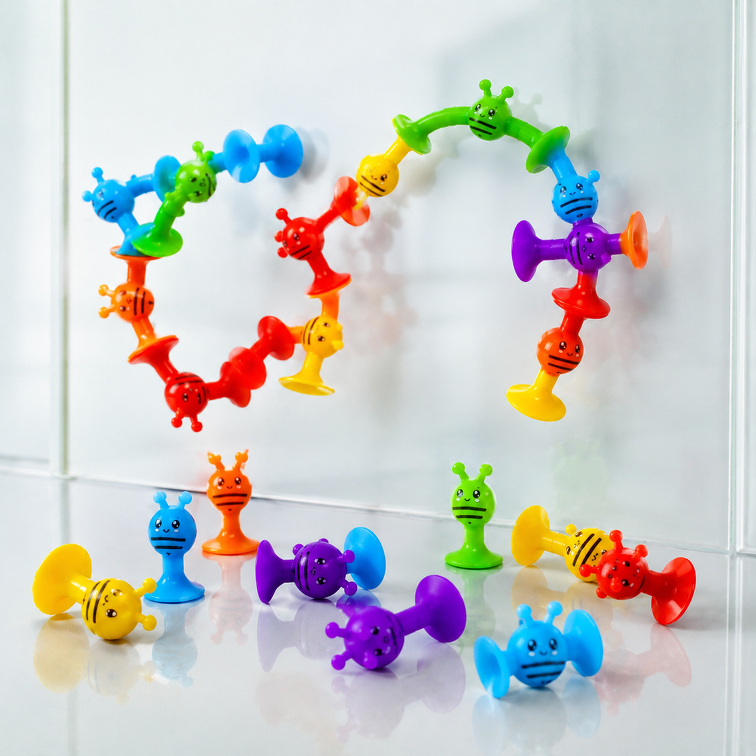 Brinquedo sensorial de montar com ventosas coloridas sobre superfície refletiva